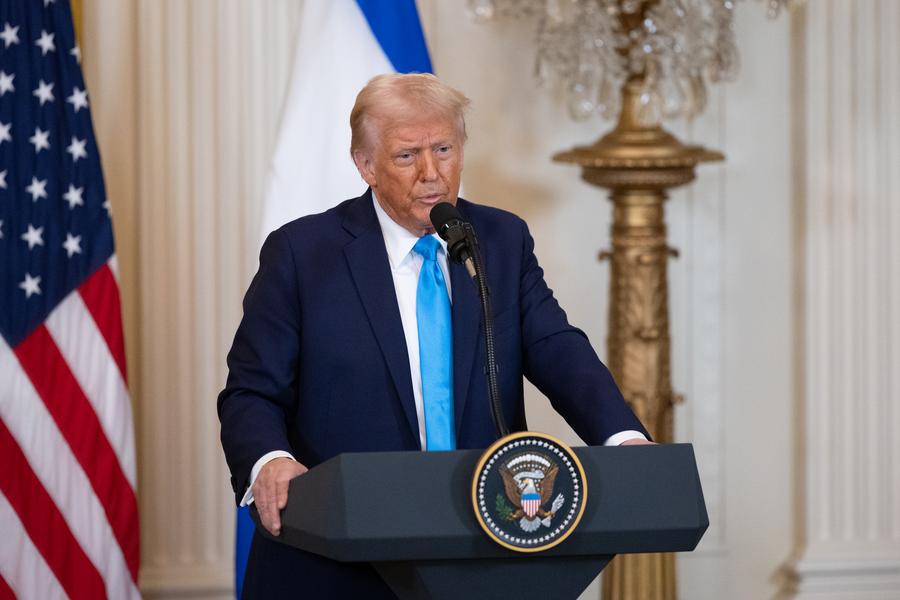 Trump défend les frappes contre l'Iran, invoquant la dissuasion et les ventes d'armes