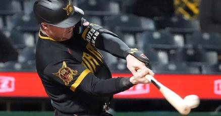 Pirates rally in two wins, Reds struggle control