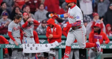 Schwarber's 18th homer lifts Phillies to 3-1 win