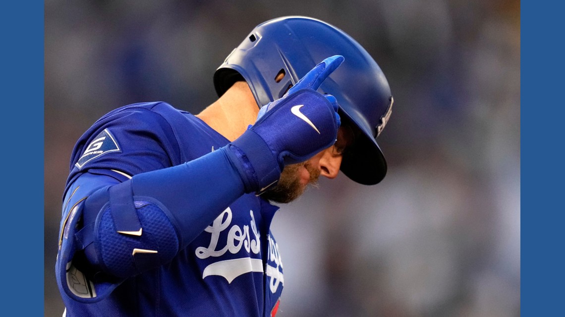 Max Muncy exits Dodgers game after wrist hit