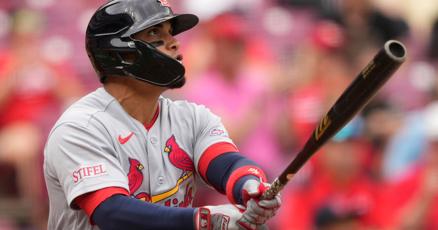 Les Cardinals battent les Reds 8-1 dans le match d'ouverture du programme double, mais Cincinnati revient pour gagner le deuxième match 7-6
