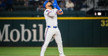 Astros, Rangers trade dramatic wins in Arlington series