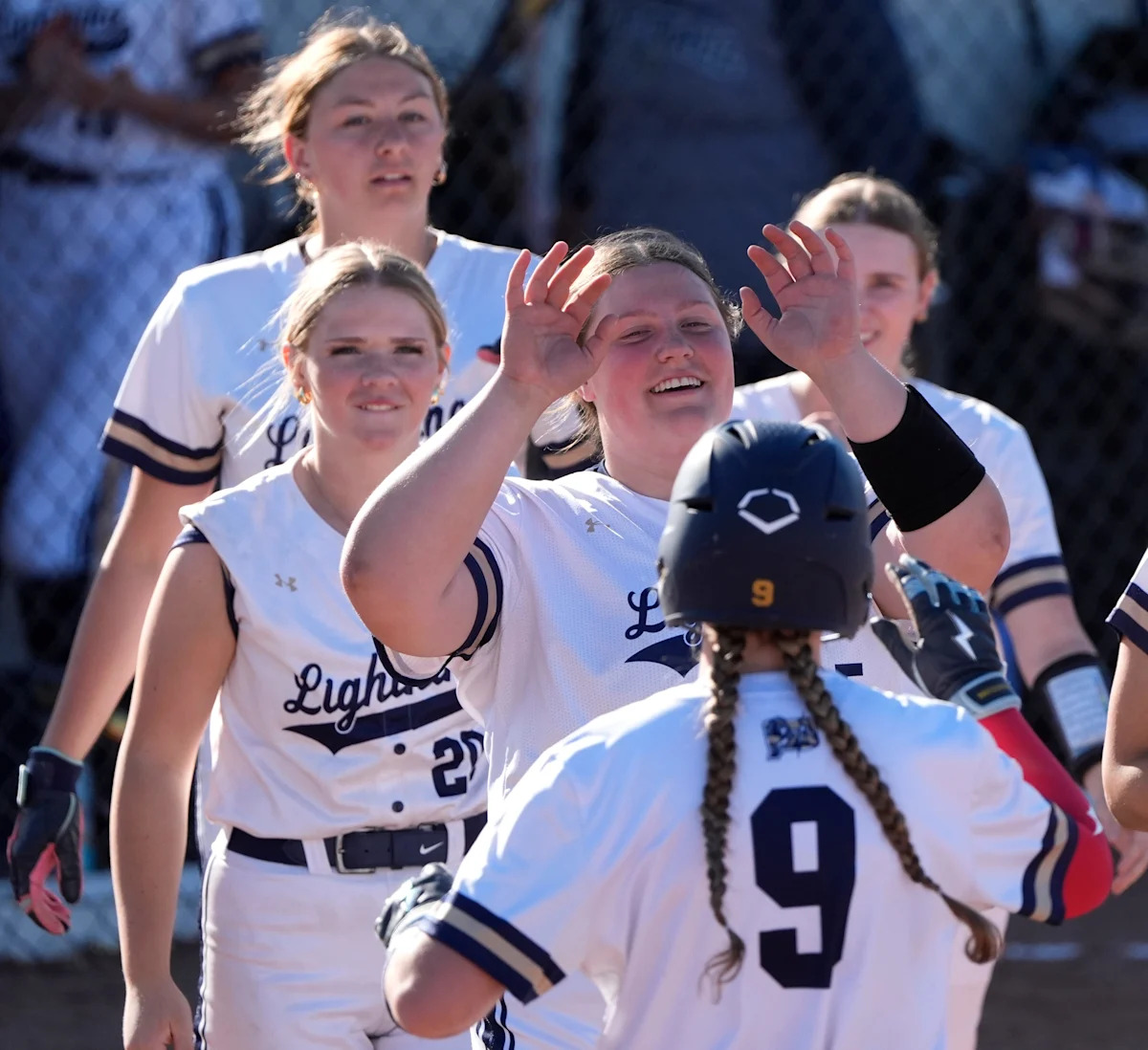 Equipos locales de secundaria obtienen victorias decisivas en béisbol, sóftbol y atletismo