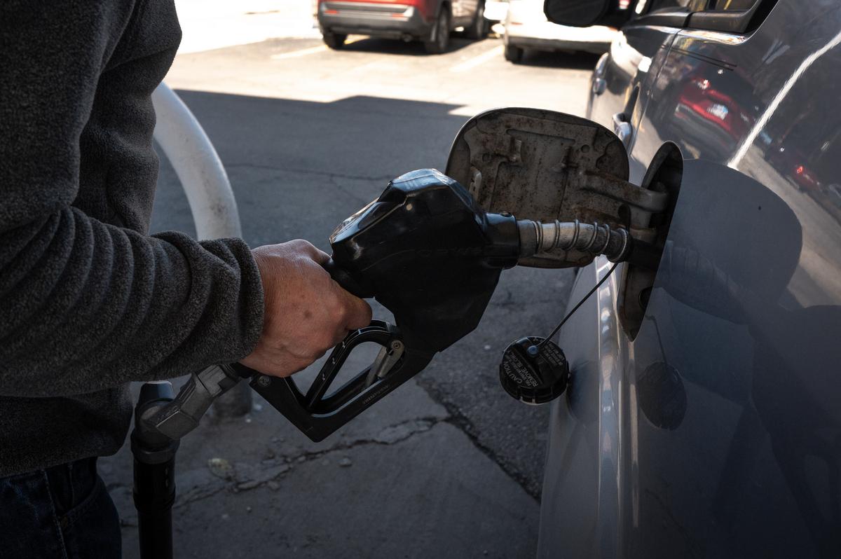 Les prix de l'essence baissent dans tout le pays ; certains États voient le prix par gallon descendre en dessous de 4 $