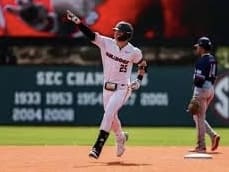 佐治亚州在 NCAA 超级区域赛首场比赛中以 13-12 逆转密西西比州立大学