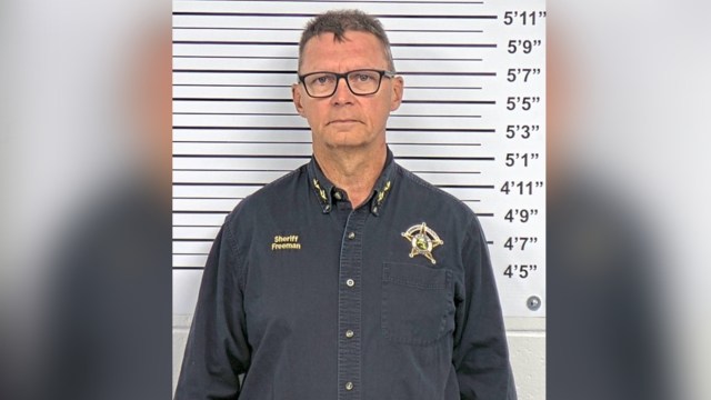 Sheriff de Jennings acusado tras rastrear letreros de campaña robados hasta su propiedad