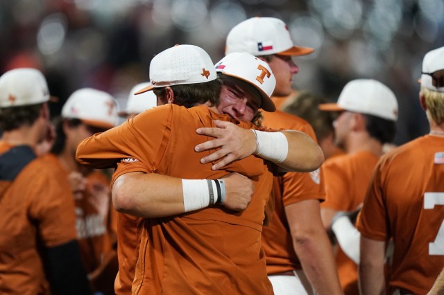 Georgia pitchers blank Texas, Longhorns exit Omaha CWS