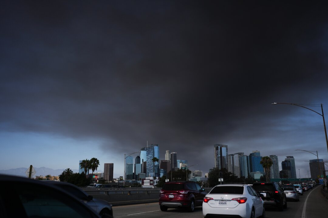 Alcaldesa Bass declara emergencia por incendio en almacén que genera gran columna de humo