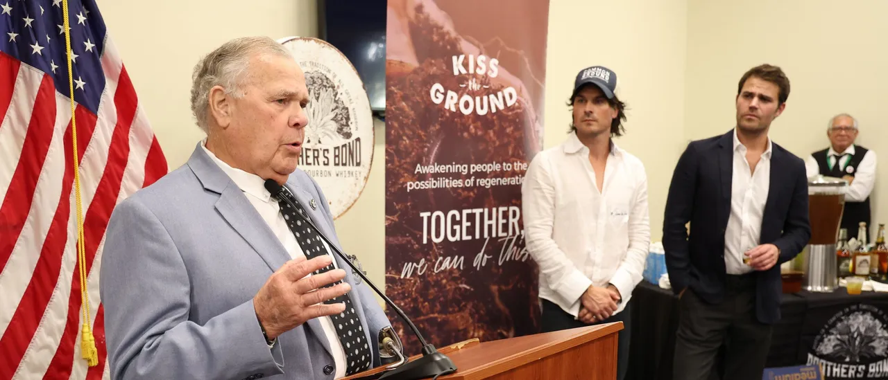 美国国会议员吉姆·贝尔德及其妻子车祸后入院，情况稳定