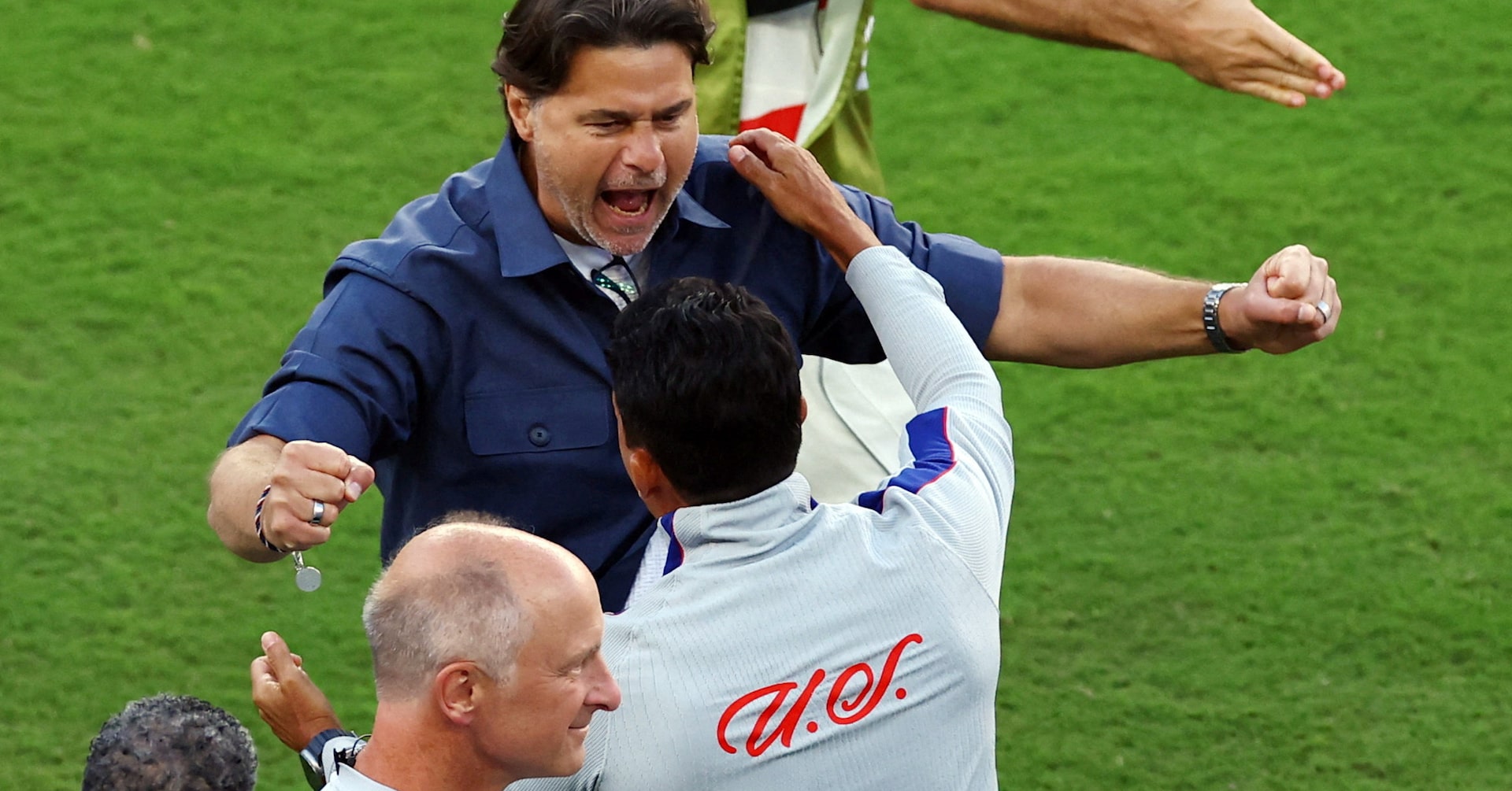 Ten-man United States beat Bosnia 2-0 to reach World Cup round of 16