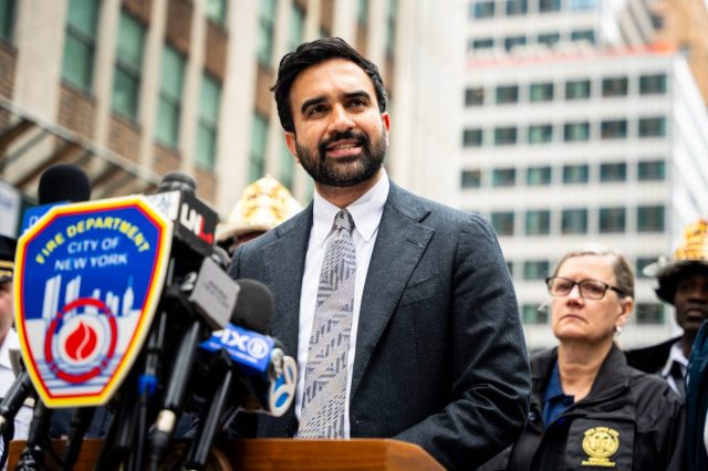 Effondrement partiel d'un gratte-ciel à New York : instabilité et évacuations