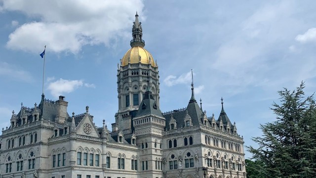 L'ex-trésorière de Hartford, Carmen Sierra, retourne à l'hôtel de ville après sa démission et est accueillie par la police