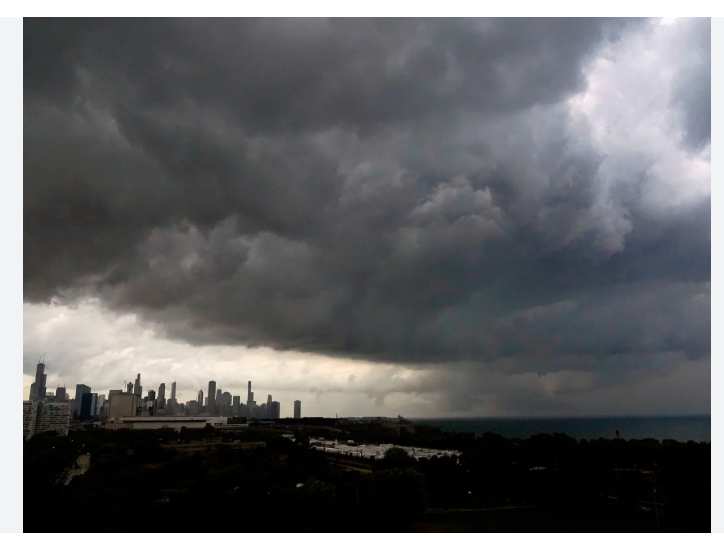 El Clima Severo Deja a Más de 500,000 Sin Electricidad Mientras Suenan las Sirenas de Tornado en el Área de Chicago