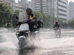 Rain pounds Beijing as Typhoon Dolphin sweeps through China