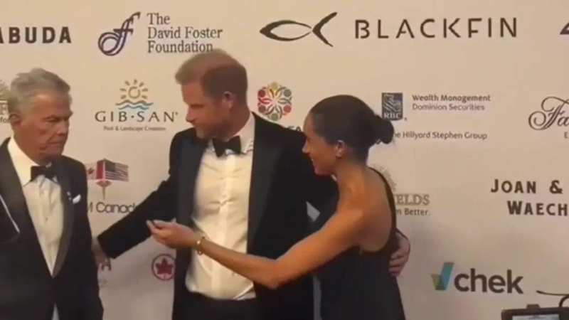 La Incómoda Ignorada de Meghan Markle en la Alfombra Roja: La Verdadera Historia Detrás de la Viral Ausencia de David Foster