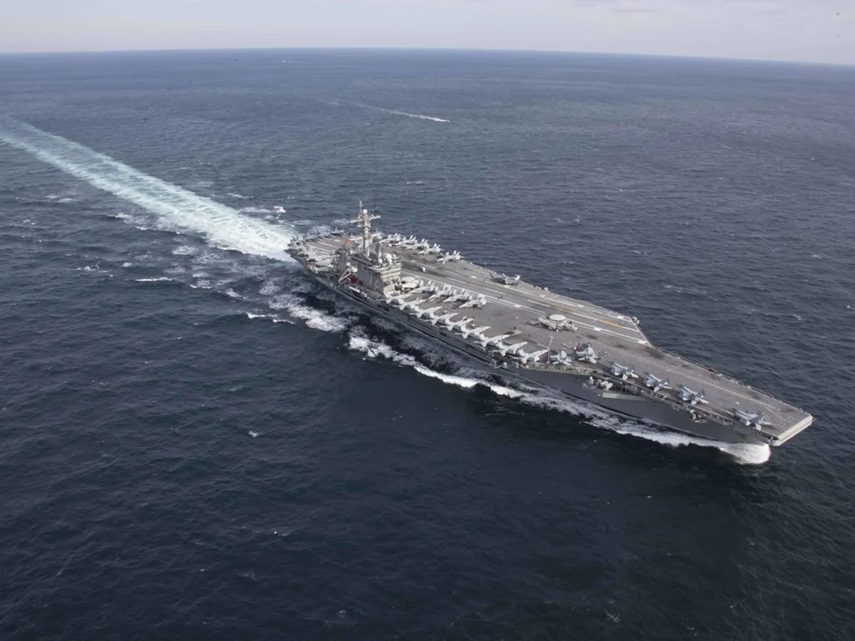 Marineros del USS Abraham Lincoln intentan saltar por la borda en medio de despliegue de guerra en Irán Crisis