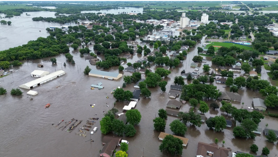 Les eaux d'inondation catastrophiques du Midwest provoquent des évacuations urgentes