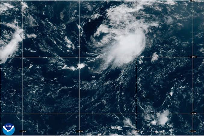 Avertissement d'ouragan émis pour Hawaï alors que la tempête tropicale Lala s'intensifie