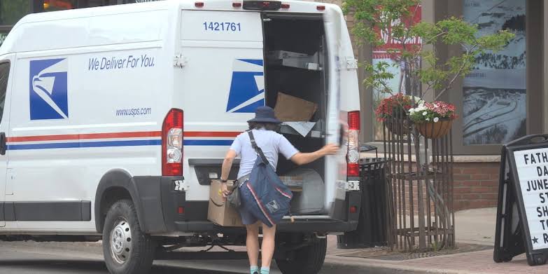 Un juge fédéral bloque l'administration Trump de l'application des restrictions sur les bulletins de vote par correspondance via USPS