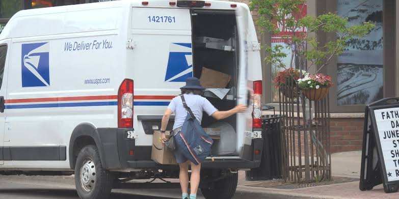 Un juge fédéral bloque l'administration Trump de l'application des restrictions sur les bulletins de vote par correspondance via USPS