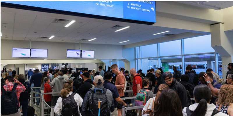 El Aeropuerto DFW desecha el controvertido plan de estaciones de lavado de pies islámicas mientras el gobernador de Texas, Abbott, apunta