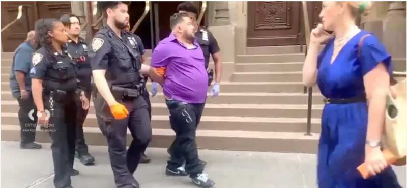 Lunático ataca a un congregante en una sinagoga de Nueva York, escupe a un guardia de seguridad en un ataque antisemita: NYPD