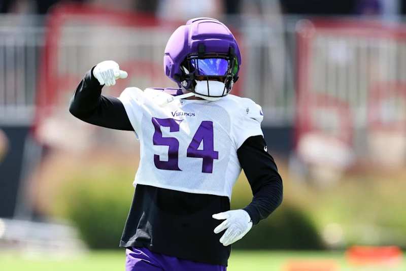 LB de los Vikings Jamal Adams es sacado en camilla con lesión de rodilla en su debut de pretemporada