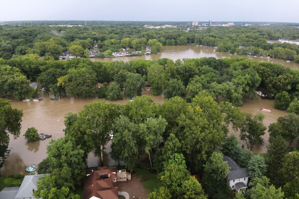 Cinco muertos en inundaciones "una vez en la vida" en Indiana y el agua "sigue subiendo"