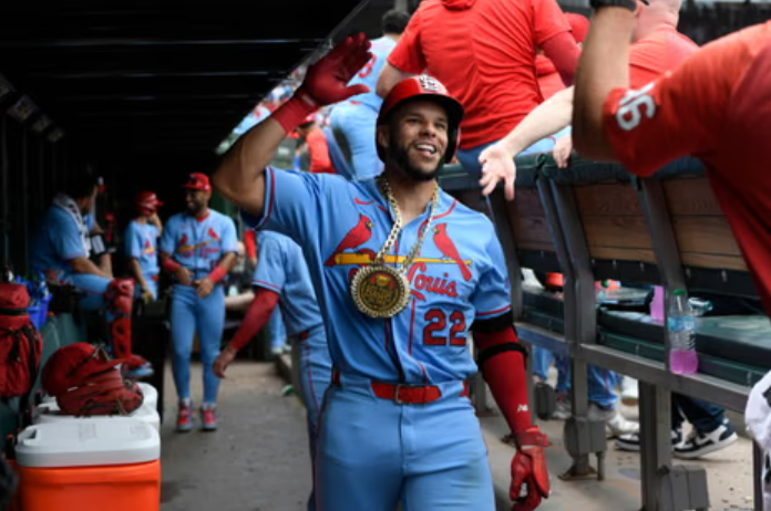 Novato de los Cardinals Joshua Báez hace historia en la MLB con tres jonrones en su debut