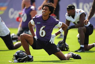 Novatos de los Ravens TEs Destacan (y Oscurecen) de Buena Manera en su Debut de Pretemporada