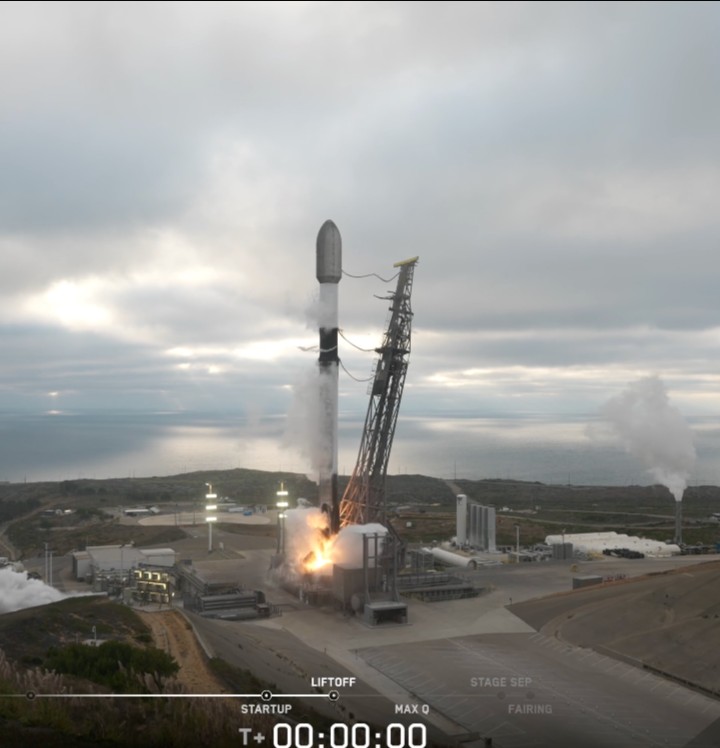 SpaceX Lanza Dos Cohetes Falcon 9 en un Récord de 38 Minutos