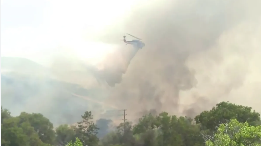 Feu de broussailles éclate dans la vallée de Sorrento à San Diego, provoquant des évacuations immédiates