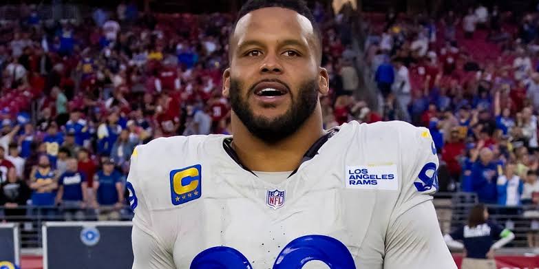 Aaron Donald aparece oficialmente en el registro de la NFL para su segundo entrenamiento con los Rams, insinuando un dúo defensivo de todos los tiempos con Myles Garrett