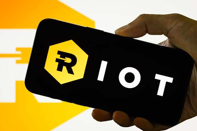 Riot Platforms 因与 Anthropic 达成约 90 亿美元的 AI 交易而股价飙升