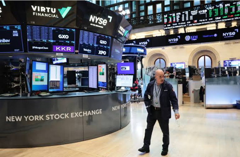Las acciones de EE. UU. retroceden de máximos históricos a medida que el aumento del petróleo reaviva los temores de inflación