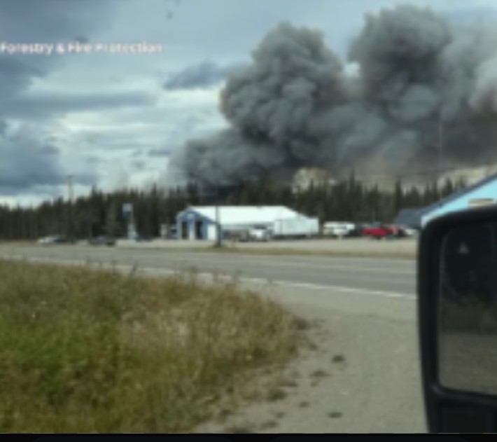Incendio Forestal de Rápido Avance Obliga a Evacuaciones en Alaska