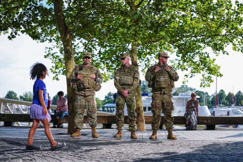 Trump puso miles de soldados en las calles de DC. Raramente detienen el crimen