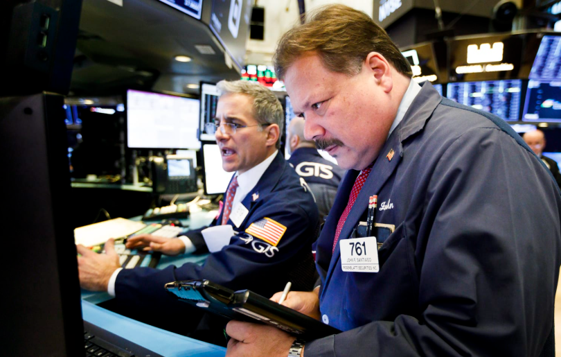 Le Dow plonge de 703 points dans la pire vente en trois semaines alors que les rendements obligataires grimpent