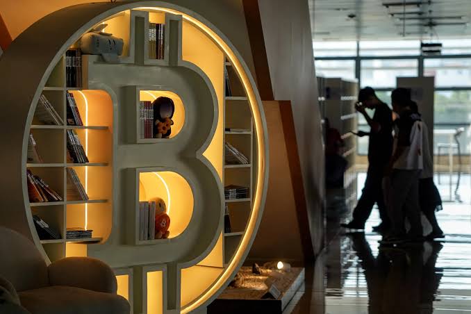 Bitcoin dépasse les 75 000 $ alors que 3,5 milliards de dollars de positions courtes sont liquidés