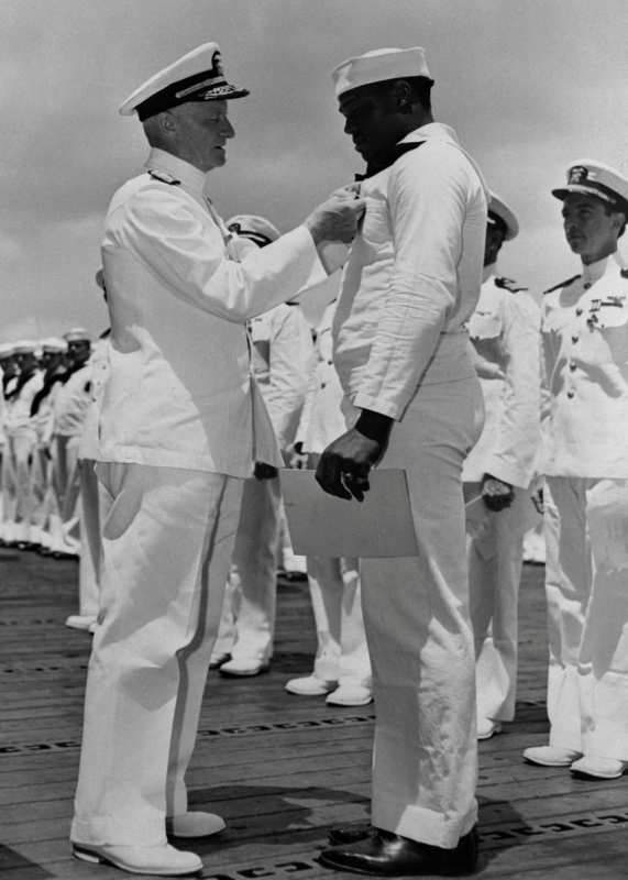 La Marina de EE. UU. Trabaja para Quitar el Nombre del Héroe Negro de Pearl Harbor de Portaaviones para Honrar al Presidente Trump