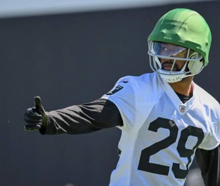 Le cornerback des Raiders Chigozie Anusiem transporté sur civière avec une blessure atroce à la jambe