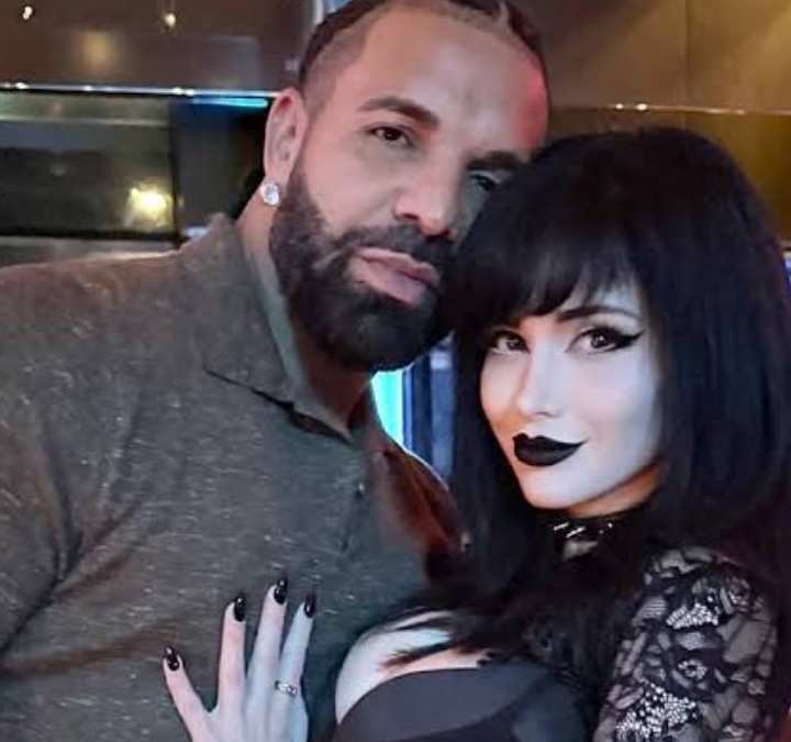 Cena privada de sushi de Drake en un castillo con la Gótica Viral