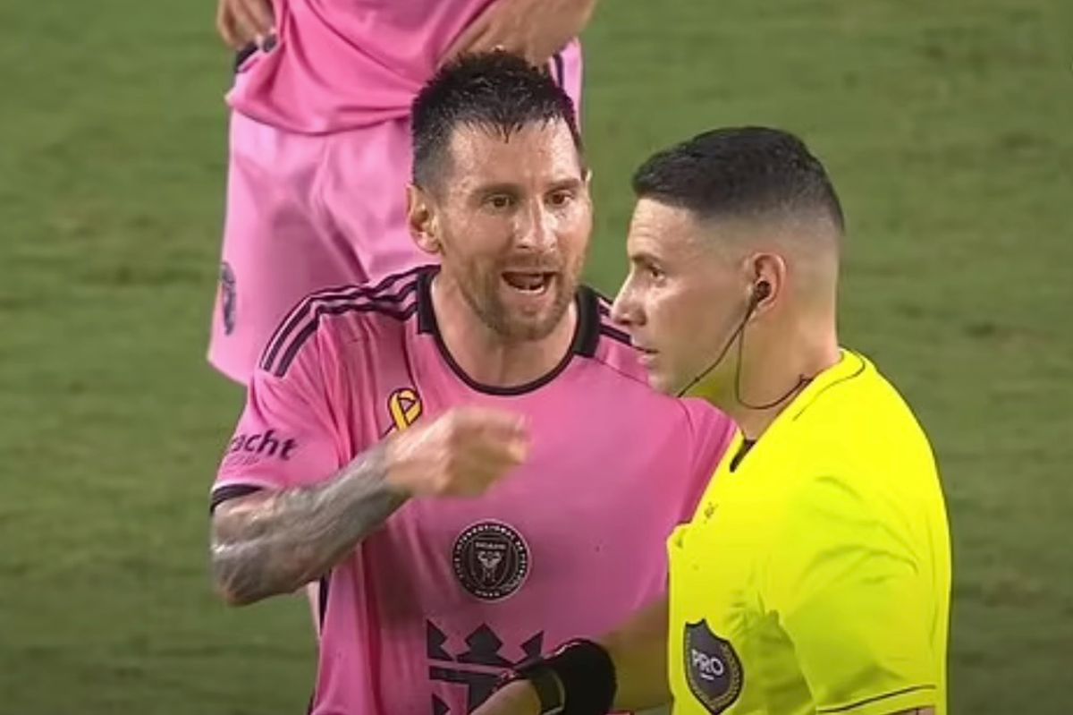 ميسي يغرم بسبب سلوك نادر على أرض الملعب في مباراة بدوري المحترفين