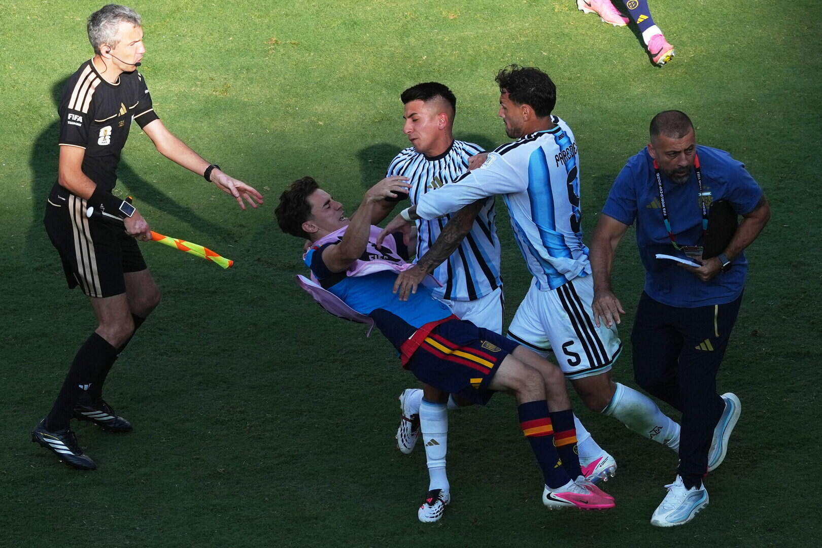 لياندرو باريديس يتعرض لإيقاف قياسي لمدة 10 مباريات