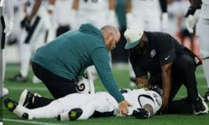 Corredor de los Eagles Jackson lesionado en patada inicial, llevado al hospital
