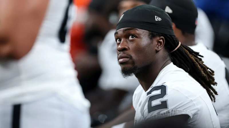 Estrella de los Raiders RB Ashton Jeanty Sufre Aparente Lesión de Rodilla en Entrenamiento