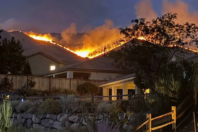 Le Hawk Fire hors de contrôle menace Reno, 90 000 évacués