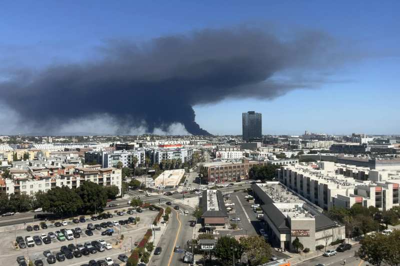 Los Angeles déclare l'urgence face à la fumée toxique d'un incendie massif d'entrepôt