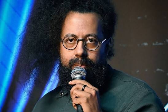 El comediante Reggie Watts retirado de festivales tras acusaciones de drogas y abuso