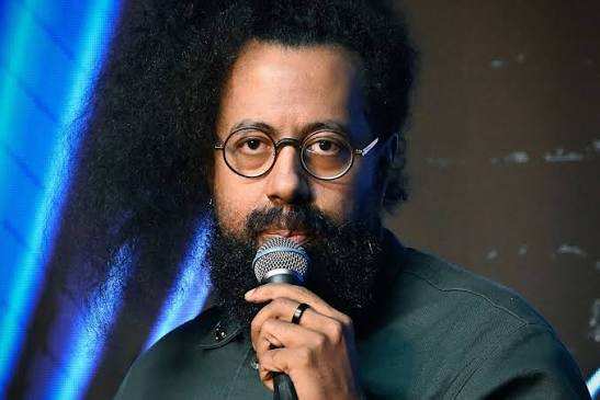 El comediante Reggie Watts retirado de festivales tras acusaciones de drogas y abuso